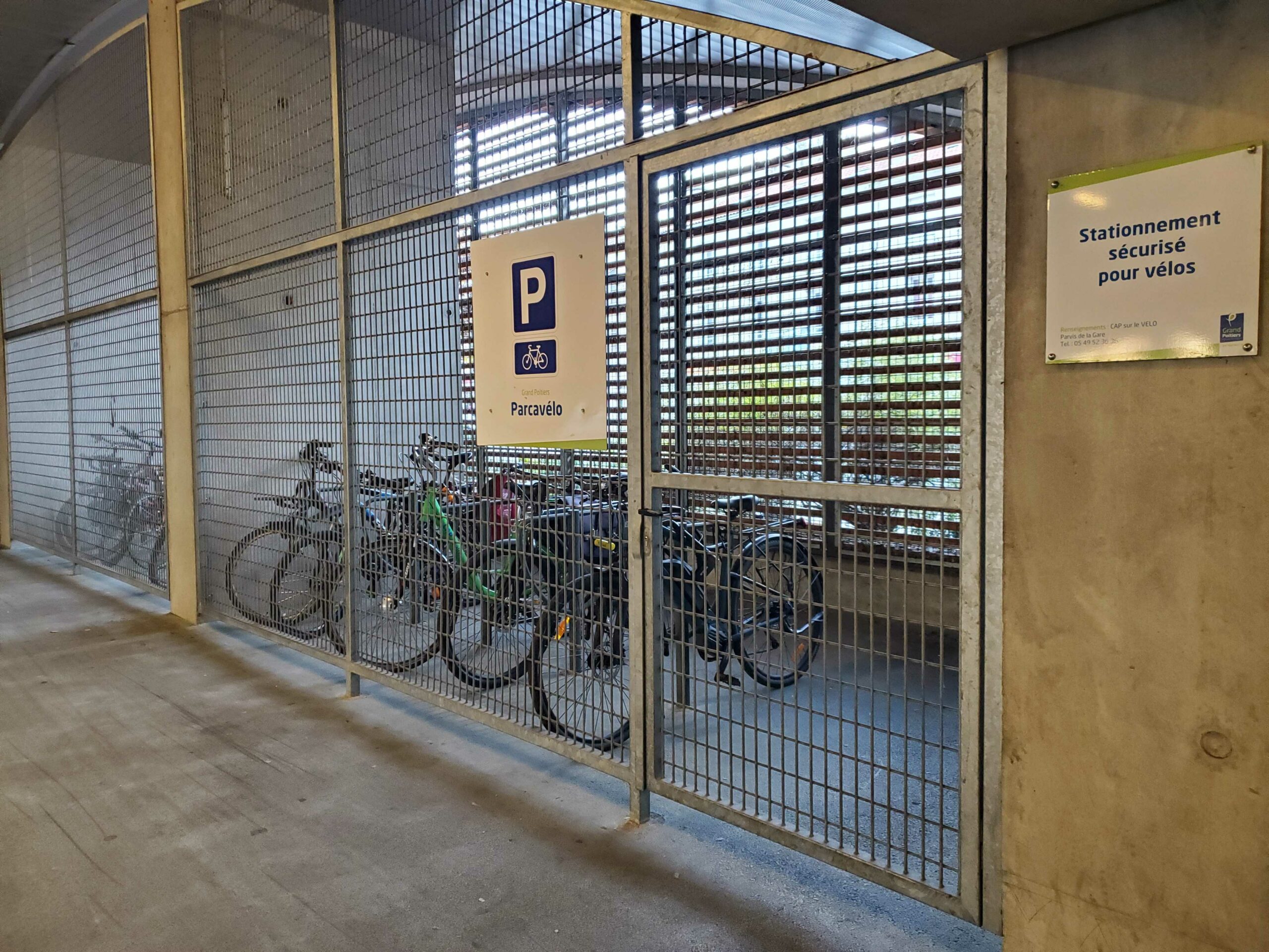 Stationnement vélo en gare de Poitiers : entre obligations et état des lieux